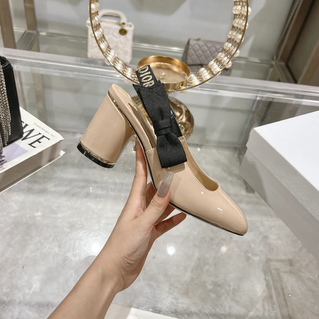 👟👟Ex-factory price 540👟👟Dior 2025 early spring new style Rhodes series women's sandals with special-shaped heel and empty back. Stars' same letter logo with electric embroidery process ➕Hardware buckle high-heeled women's shoes. The outside is decorated with butterflies 🦋knots for decoration, which makes the whole pair of shoes beautiful. 🌟Original development of top-end high-end version Material: imported patent leather upper, water-dyed sheepskin lining, foot pads + Italian leather outsole Heel height: 4cm 7.5cm Size: 35-41 standard code (40.41 customization is not returnable)